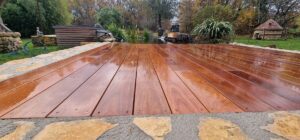 Terrasse en bois exotique à Sainte-Alvère