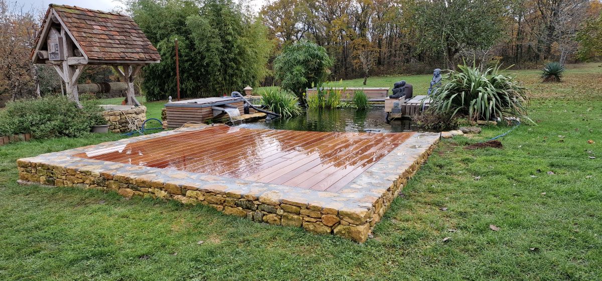 Terrasse en bois exotique à Sainte-Alvère